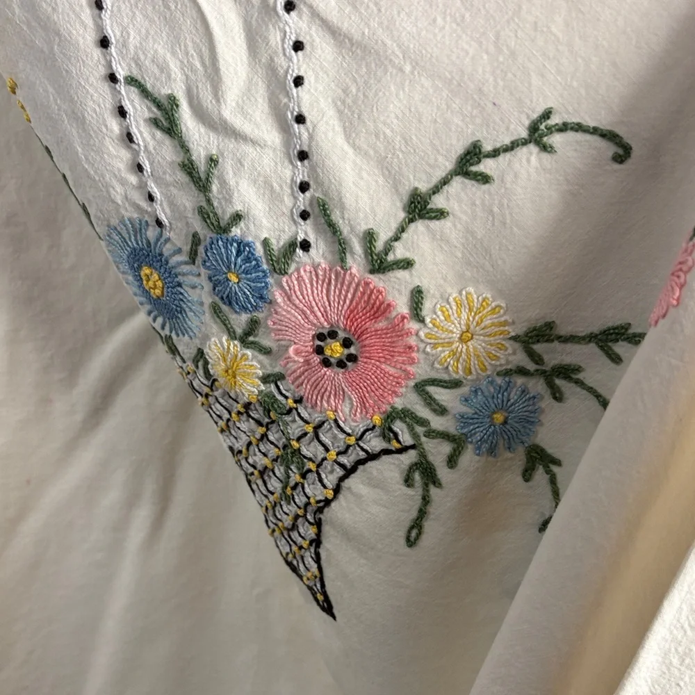 Floral Embroidered Cream full size coverlet 94 x 77 bag Aa‎